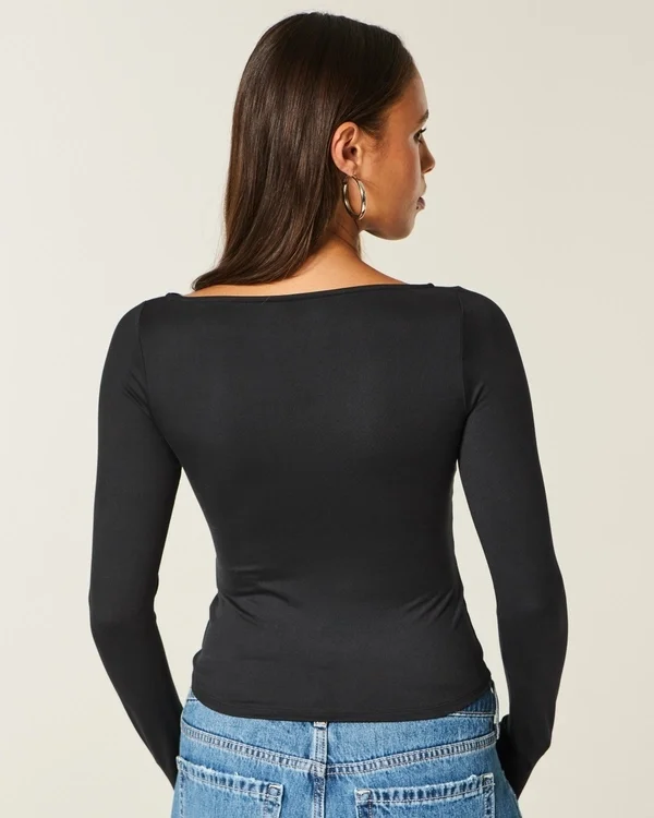 Langärmeliges Oberteil aus nahtlosem Stoff mit U-Ausschnitt Langärmeliges Oberteil aus nahtlosem Stoff mit U-Ausschnitt