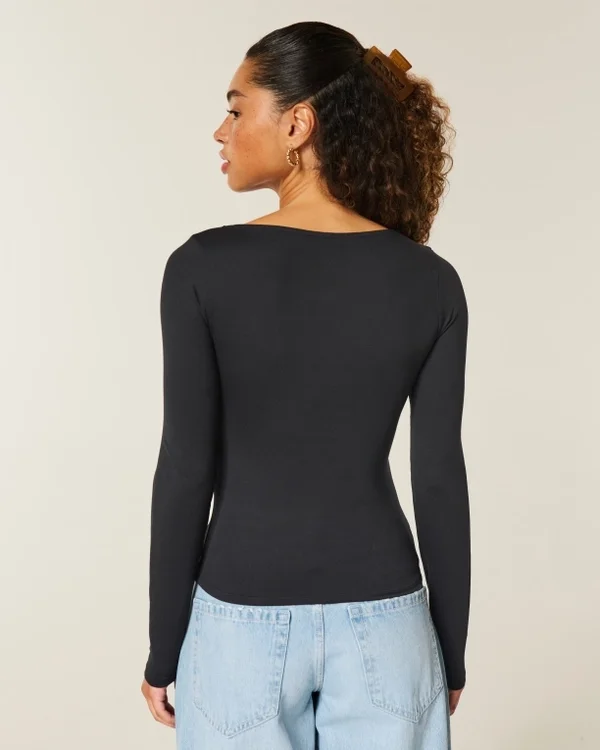 Langärmliges Baby-T-Shirt aus nahtlosem Stoff mit quadratischem Ausschnitt Langärmliges Baby-T-Shirt aus nahtlosem Stoff mit quadratischem Ausschnitt