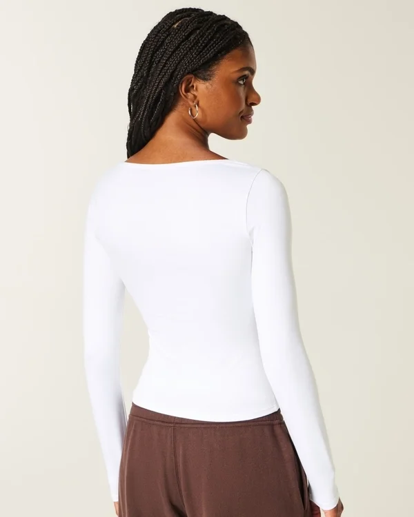 Langärmliges Baby-T-Shirt aus nahtlosem Stoff mit quadratischem Ausschnitt Langärmliges Baby-T-Shirt aus nahtlosem Stoff mit quadratischem Ausschnitt