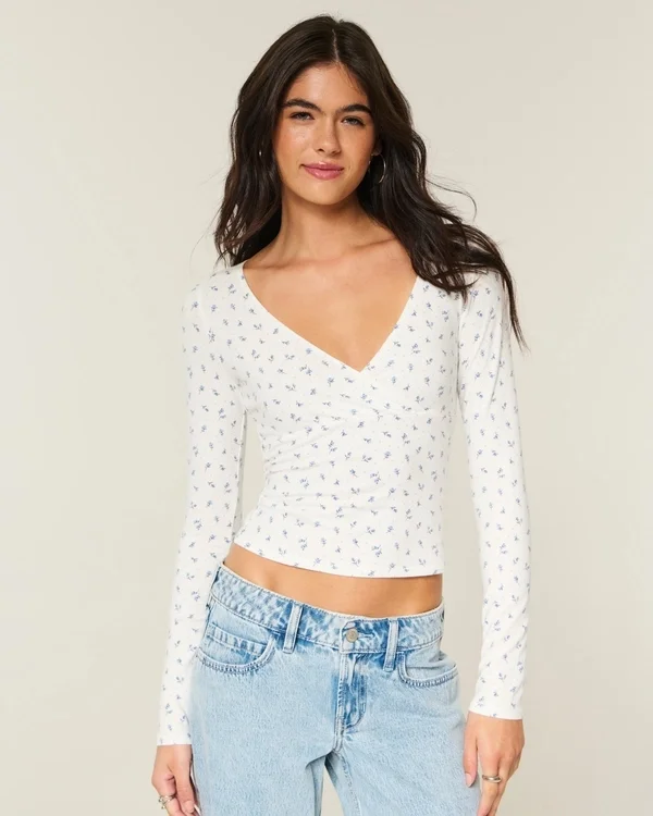 Langärmliges Wickeloberteil mit V-Ausschnitt Langärmliges Wickeloberteil mit V-Ausschnitt