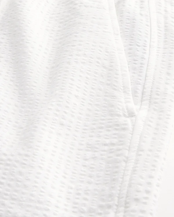 Linen-Blend-Seersucker-Shorts in mittlerer Länge Linen-Blend-Seersucker-Shorts in mittlerer Länge