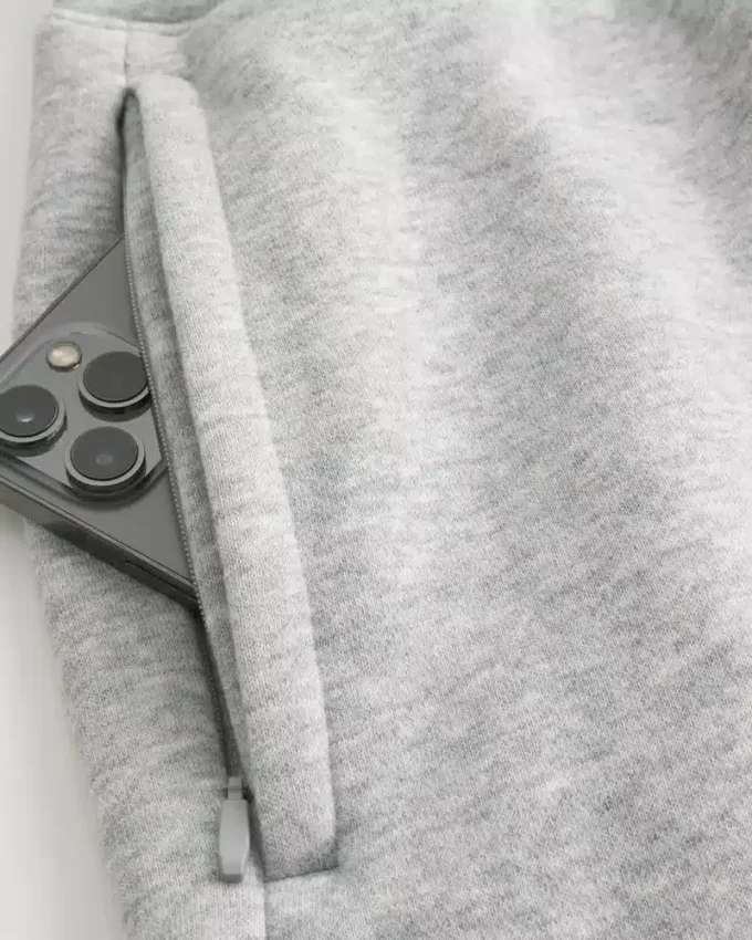 Lose Fleece-Shorts in mittlerer Länge Lose Fleece-Shorts in mittlerer Länge