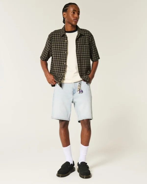 Lose Jeansshorts über dem Knie Lose Jeansshorts über dem Knie