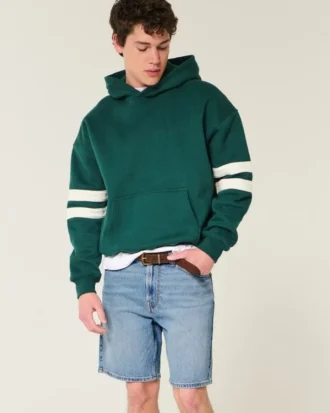 Lose Jeansshorts über dem Knie