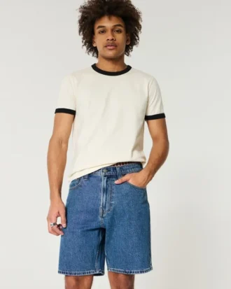 Lose Jeansshorts über dem Knie