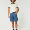 Lose Jeansshorts über dem Knie