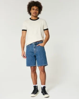Lose Jeansshorts über dem Knie