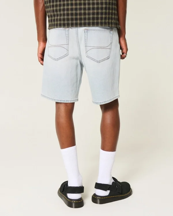Lose Jeansshorts über dem Knie Lose Jeansshorts über dem Knie