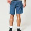 Lose Jeansshorts über dem Knie