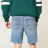 Lose Jeansshorts über dem Knie Lose Jeansshorts über dem Knie