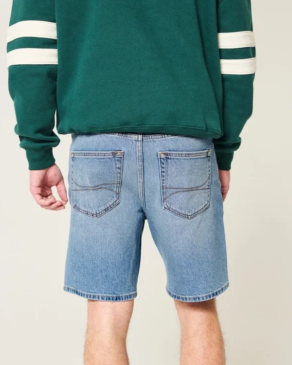 Lose Jeansshorts über dem Knie Lose Jeansshorts über dem Knie
