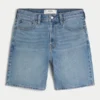 Lose Jeansshorts über dem Knie Lose Jeansshorts über dem Knie