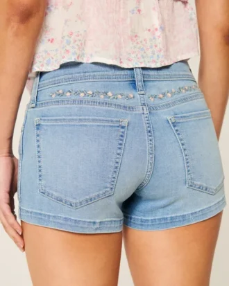 Low-Rise-Jeansshorts in heller Waschung mit Blumenstickerei