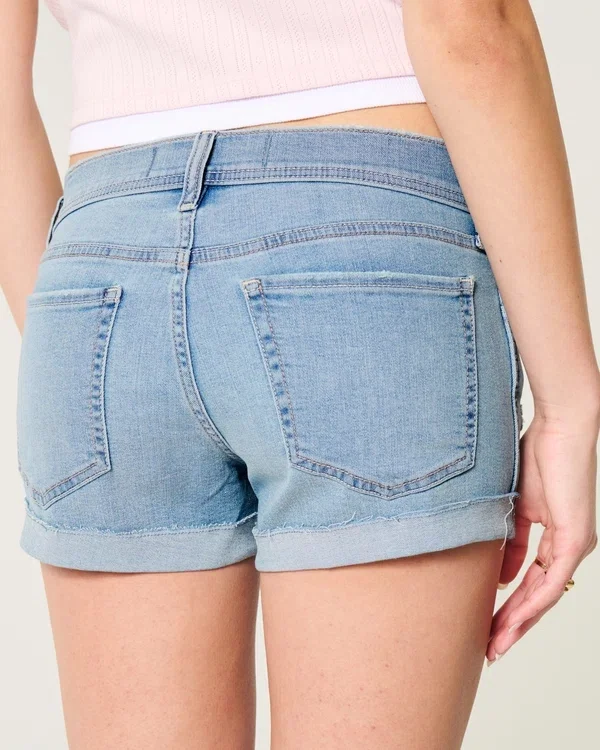 Low-Rise-Shorts aus hellblauem Denim mit Rissen Low-Rise-Shorts aus hellblauem Denim mit Rissen