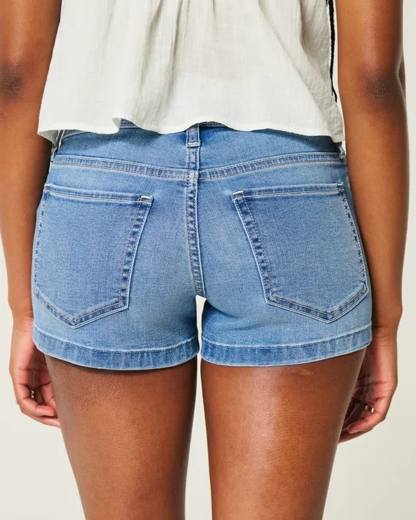 Low-Rise-Shorts aus mittelblauem Denim Low-Rise-Shorts aus mittelblauem Denim