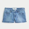 Low-Rise-Shorts aus mittelblauem Denim Low-Rise-Shorts aus mittelblauem Denim