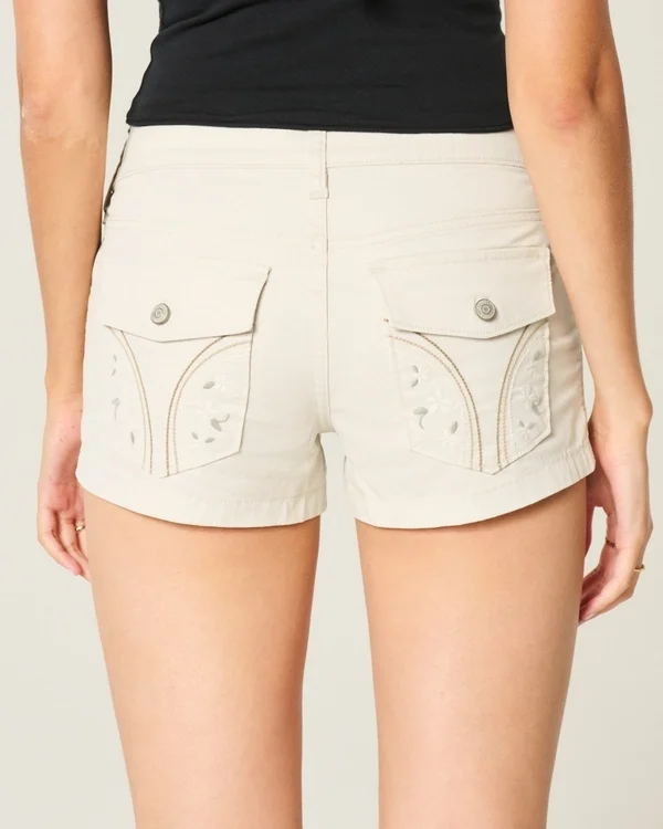 Low-Rise-Shorts aus Popeline mit floraler Rückentasche Low-Rise-Shorts aus Popeline mit floraler Rückentasche