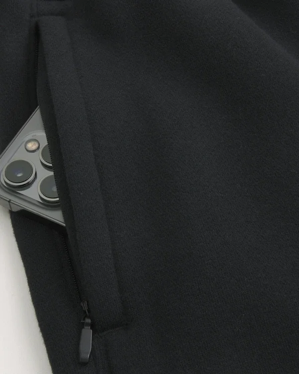 Lässige Jogginghose mit Alpenmotiv aus Fleece Lässige Jogginghose mit Alpenmotiv aus Fleece