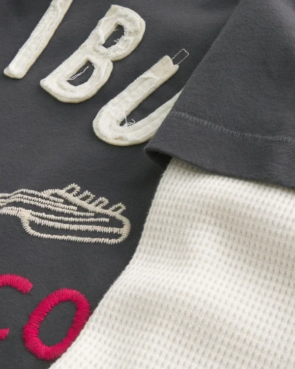 Mehrlagiges Langarm-T-Shirt mit Logo-Grafik Mehrlagiges Langarm-T-Shirt mit Logo-Grafik