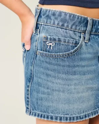 Mini-Jeansrock mit niedriger Taille und gestickter Schleife