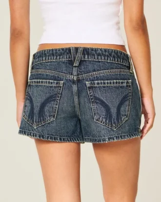 Mini-Shorts aus dunkelblauem Denim mit niedriger Leibhöhe