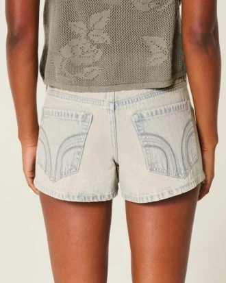 Mini-Shorts aus hellblauem Denim mit niedriger Leibhöhe