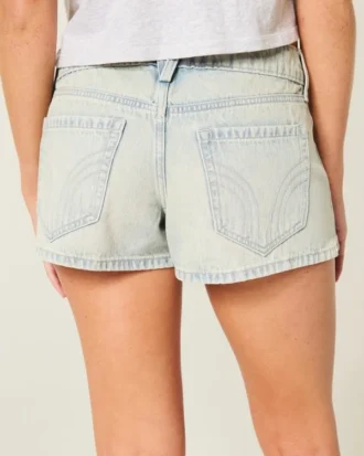 Mini-Shorts aus hellblauem Denim mit niedriger Leibhöhe