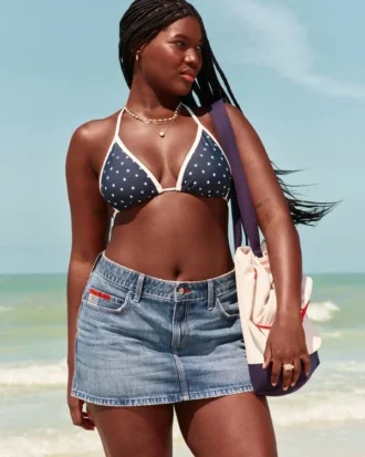 Mini-Skort aus Denim mit niedriger Leibhöhe, mittlerer Waschung und Flaggenstickerei