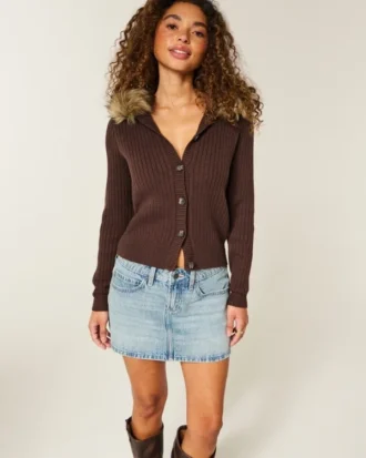 Mini-Skort aus Denim mit niedriger Leibhöhe und mittlerer Waschung, mit Nieten verziert Mini-Skort aus Denim mit niedriger Leibhöhe und mittlerer Waschung, mit Nieten verziert