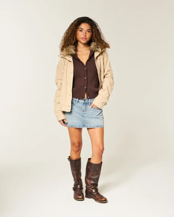 Mini-Skort aus Denim mit niedriger Leibhöhe und mittlerer Waschung, mit Nieten verziert Mini-Skort aus Denim mit niedriger Leibhöhe und mittlerer Waschung, mit Nieten verziert