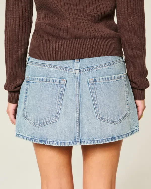 Mini-Skort aus Denim mit niedriger Leibhöhe und mittlerer Waschung, mit Nieten verziert Mini-Skort aus Denim mit niedriger Leibhöhe und mittlerer Waschung, mit Nieten verziert