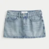 Mini-Skort aus Denim mit niedriger Leibhöhe und mittlerer Waschung, mit Nieten verziert Mini-Skort aus Denim mit niedriger Leibhöhe und mittlerer Waschung, mit Nieten verziert