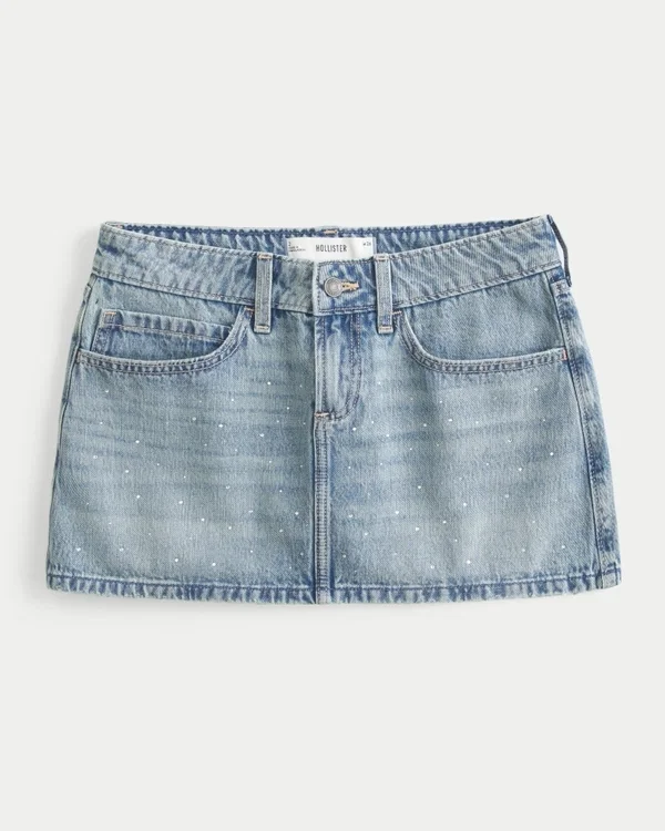 Mini-Skort aus Denim mit niedriger Leibhöhe und mittlerer Waschung, mit Nieten verziert Mini-Skort aus Denim mit niedriger Leibhöhe und mittlerer Waschung, mit Nieten verziert