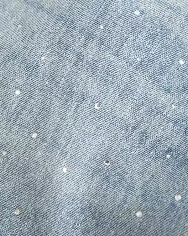 Mini-Skort aus Denim mit niedriger Leibhöhe und mittlerer Waschung, mit Nieten verziert Mini-Skort aus Denim mit niedriger Leibhöhe und mittlerer Waschung, mit Nieten verziert