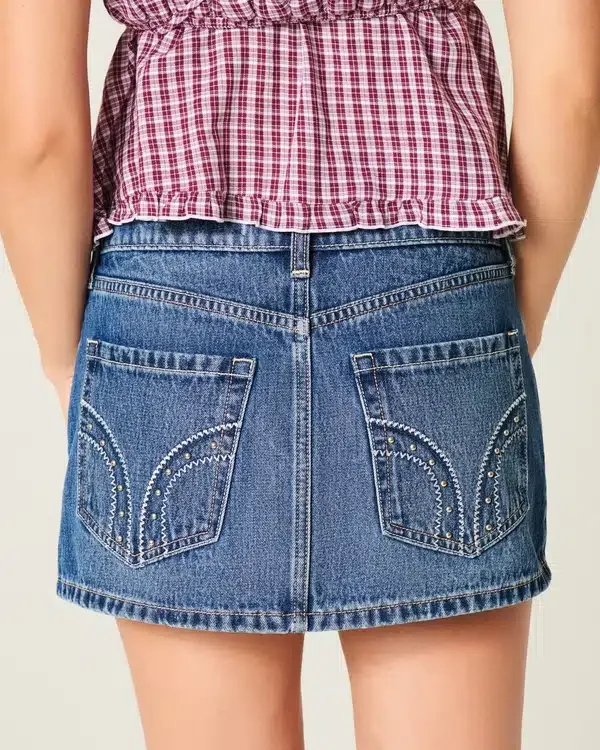 Mini-Skort aus Denim mit niedriger Leibhöhe und Nieten Mini-Skort aus Denim mit niedriger Leibhöhe und Nieten