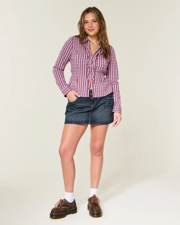 Mini-Skort aus dunkelblauem Denim mit niedriger Leibhöhe Mini-Skort aus dunkelblauem Denim mit niedriger Leibhöhe