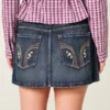 Mini-Skort aus dunkelblauem Denim mit niedriger Leibhöhe Mini-Skort aus dunkelblauem Denim mit niedriger Leibhöhe