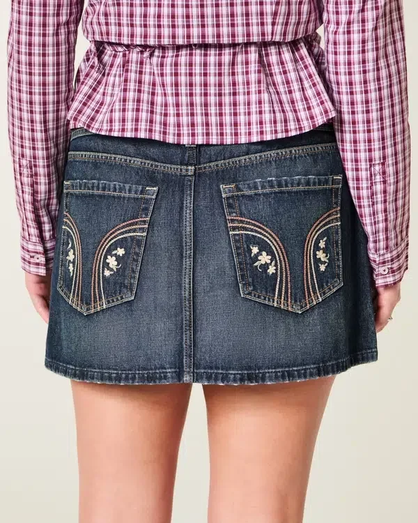 Mini-Skort aus dunkelblauem Denim mit niedriger Leibhöhe Mini-Skort aus dunkelblauem Denim mit niedriger Leibhöhe