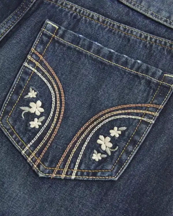 Mini-Skort aus dunkelblauem Denim mit niedriger Leibhöhe Mini-Skort aus dunkelblauem Denim mit niedriger Leibhöhe