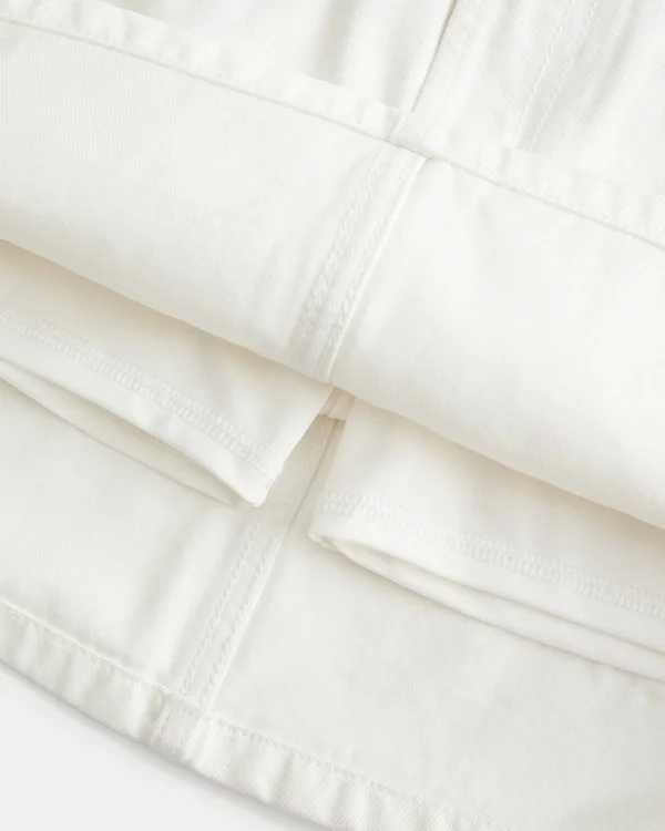 Mini-Skort aus weißem Denim mit niedriger Leibhöhe Mini-Skort aus weißem Denim mit niedriger Leibhöhe