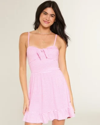 Mini-Strickkleid mit Bindeband vorne Mini-Strickkleid mit Bindeband vorne