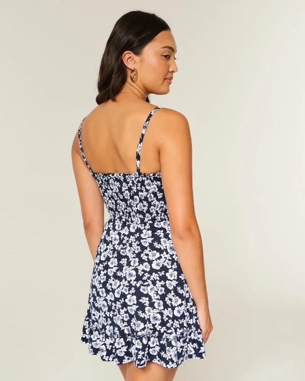 Mini-Strickkleid mit Bindeband vorne Mini-Strickkleid mit Bindeband vorne