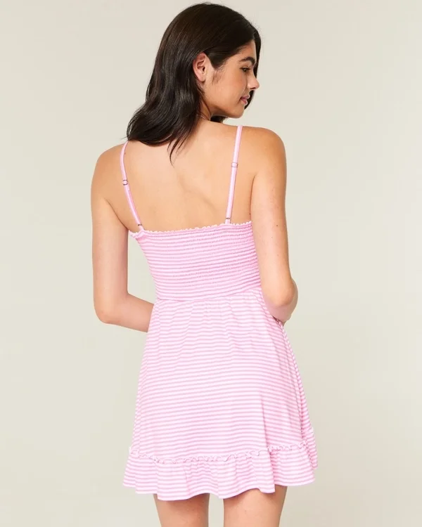 Mini-Strickkleid mit Bindeband vorne Mini-Strickkleid mit Bindeband vorne