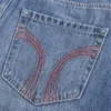 Minirock aus Denim mit niedriger Leibhöhe und roten Nähten Minirock aus Denim mit niedriger Leibhöhe und roten Nähten
