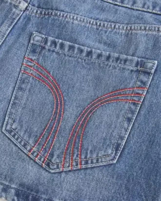 Minirock aus Denim mit niedriger Leibhöhe und roten Nähten