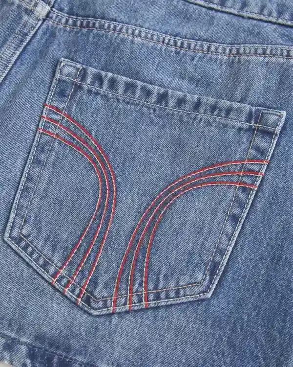 Minirock aus Denim mit niedriger Leibhöhe und roten Nähten Minirock aus Denim mit niedriger Leibhöhe und roten Nähten