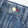 Minirock aus Denim mit niedriger Leibhöhe und roten Nähten Minirock aus Denim mit niedriger Leibhöhe und roten Nähten