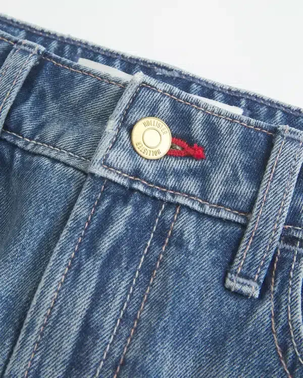 Minirock aus Denim mit niedriger Leibhöhe und roten Nähten Minirock aus Denim mit niedriger Leibhöhe und roten Nähten