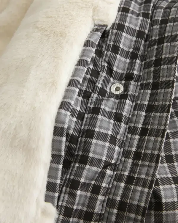 Mit Kunstfell gefütterte Daunenjacke Mit Kunstfell gefütterte Daunenjacke