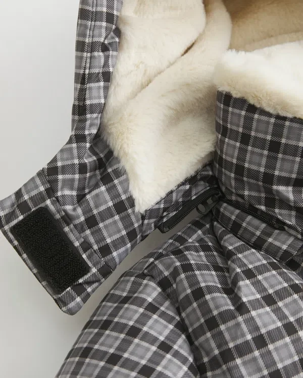 Mit Kunstfell gefütterte Daunenjacke Mit Kunstfell gefütterte Daunenjacke